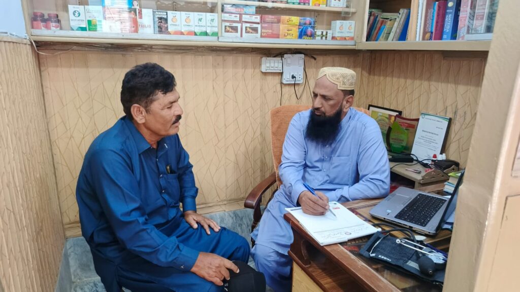 Dr. Shafiq Ahmed Siddiqui consulting patient at Sirajia Clinic